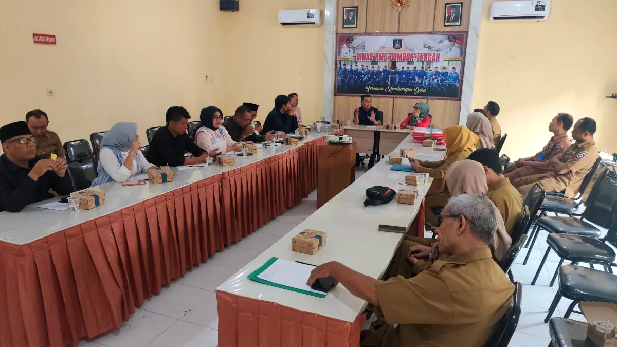 Ketua Komisi I DPRD Loteng Ahmad Syamsul Hadi beserta jajaran berdiskusi dengan Kepala Dinas PMD Loteng Baiq Winarti dan jajaran di aula kantor Dinas PMD Loteng, Selasa (21/4).
