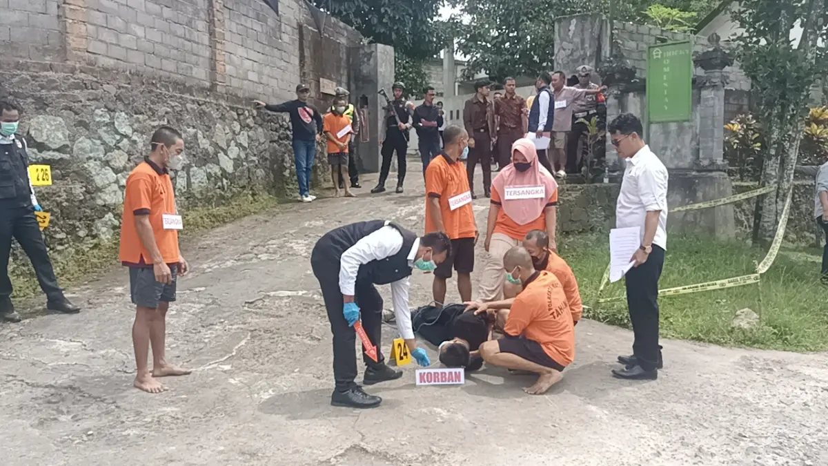 KORBAN DIPERANKAN MODEL: Polisi melakukan rekonstruksi atas kasus pembunuhan di Homestay Hoky di Suranadi, Lobar, Senin (20/4). (HARLI/LOMBOK POST)