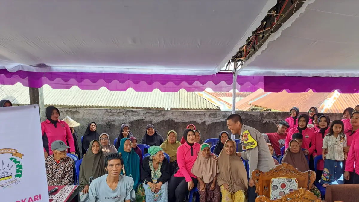 BAKSOS: Ketua Pengurus Yayasan Kemala Bhayangkari NTB, Ny. Uty Edi Murbowo, menggelar kegiatan Bakti Sosial (Baksos) dan ramah tamah di Sekretariat Yayasan Kemanusiaan Mari Peduli, Dusun Pesugulan, Desa Sapit, Kecamatan Suela, Lombok Timur (Lotim) pada Selasa (21/4/2026). (IST)
