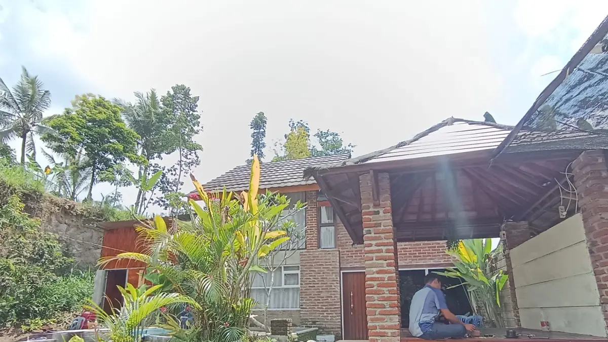LENTERA LOMBOK: Rifai pengelola Lentera Lombok Desa Lendang Nangka Utara saat duduk di gazebo depan penginapannya.&nbsp;(SUPARDI/LOMBOK POST)