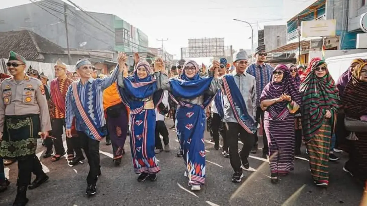 PAWAI: Wali Kota Bima HA Rahman H Abidin bersama istri dan Wakil Wali Kota Bima Feri Sofiyan bersama istri berada di barisan depan&nbsp; pawai Rimpu. (Dok/Lombok Post)