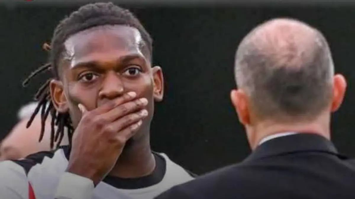 Pemain AC Milan Rafael Leao saat ditarik ke luar dalam laga kontra Hellas Verona. (Istimewa) 