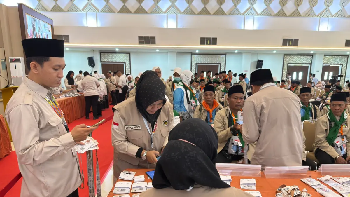 PPIH Embarkasi Lombok berjibaku mengaktifkan kartu Nusuk para JCH Kloter 1 asal Lombok Timur, Selasa (21/4). (YUYUN/LOMBOK POST).
