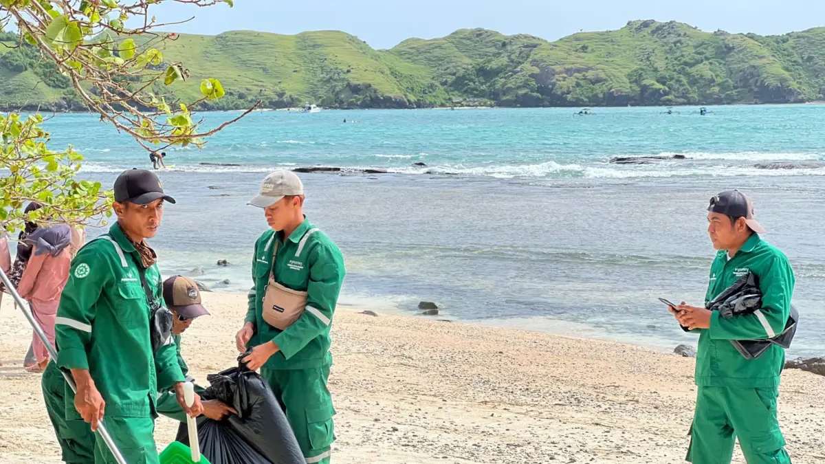 Sejumlah petugas kebersihan secara rutin mengangkut sampah-sampah yang ada di Pantai Tanjung Aan, KEK Mandalika, Pujut, Lombok Tengah, Senin (20/4). (Dewi/Lombok Post) 
