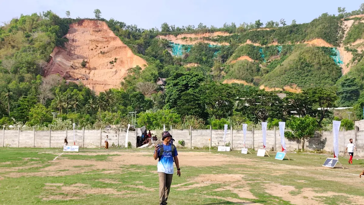 Seorang warga saat melintas di area lapangan tak jauh dari perbukitan sekitar KEK Mandalika, Lombok Tengah, beberapa waktu lalu. (Dok/Lombok Post) 
