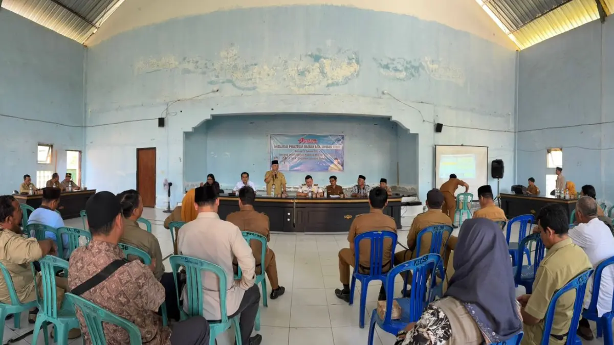 SOSIALISASI PERDA: Kepala Disnakertrans Lotim Suroto bersama BPJS Ketenagakerjaan Lotim saat sosialisasi Perda Perlindungan Pekerja Migran Indonesia di Kantor Camat Sakra Barat. (SUPARDI/LOMBOK POST)