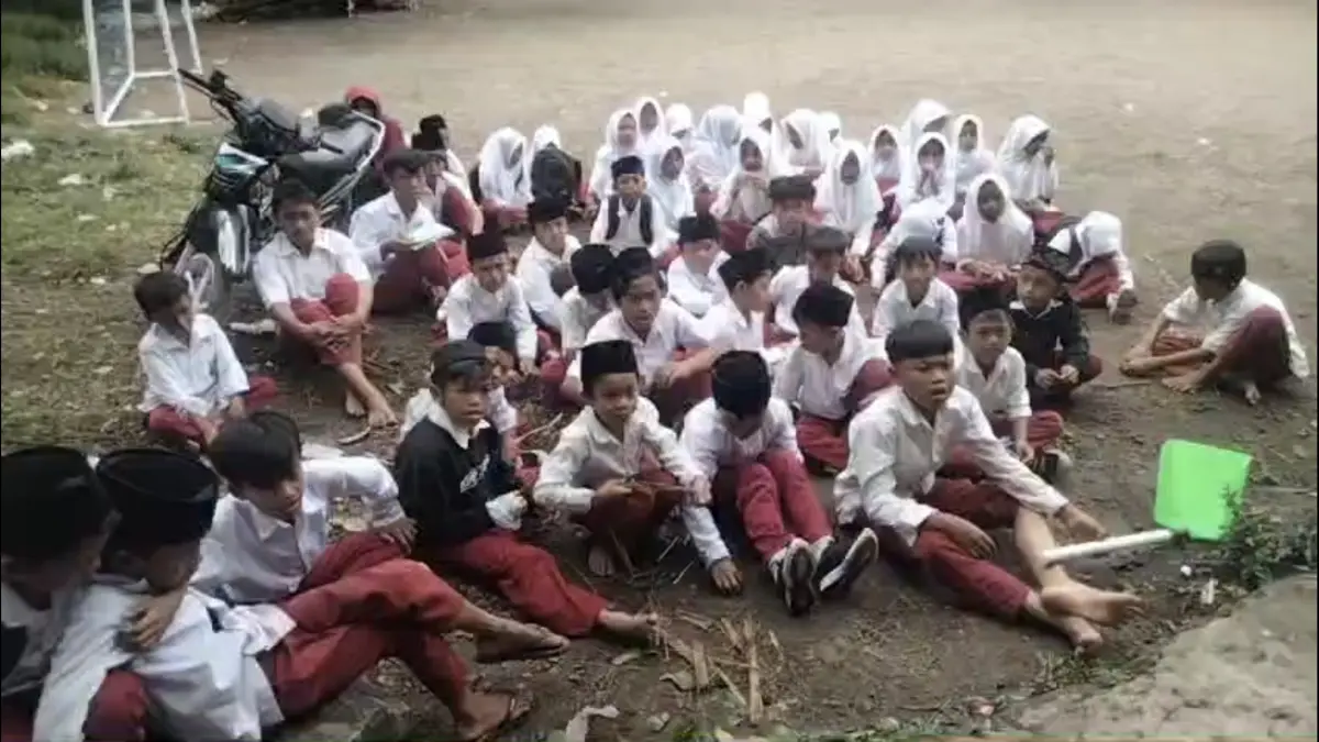 Tangkapan layar video anak-anak SDN Tambing Kekeq yang mengeluhkan program MBG belum hadir ke sekolah mereka. 