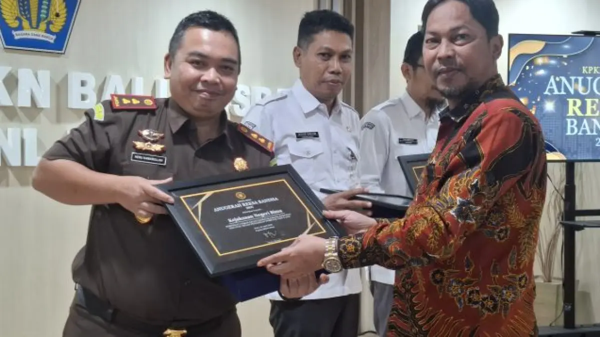TERIMA PENGHARGAAN: Kajari Bima Heru Kamarullah menerima penghargaan dalam pelaksanaan lelang barang sitaan sepanjang 2025, Senin (Dok Kejari Bima).