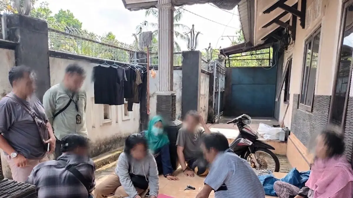 Tim gabungan Balai Besar POM di Mataram bersama Korwas PPNS Polda NTB dalam sebuah Operasi Tangkap Tangan (OTT) di Damarata, Desa Paok Motong, Kecamatan Masbagik, Selasa (21/4).