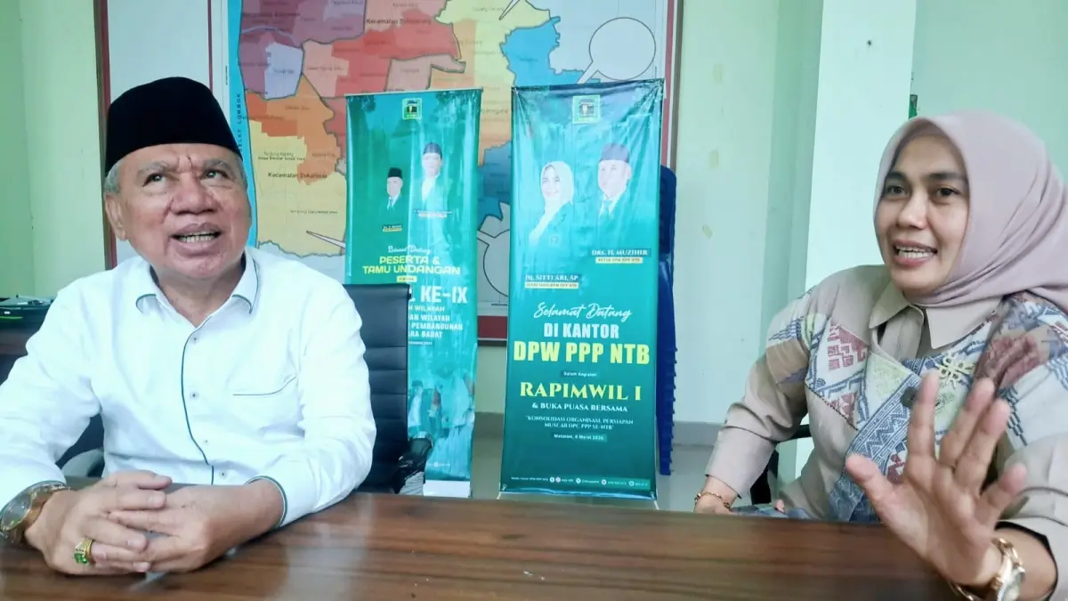 BERI PENJELASAN: Ketua DPW PPP NTB H Muzihir dan Sekretaris Sitti Ari menepis spekulasi yang memprediksi PPP tidak bisa mengikuti Pemilu 2029 karena konflik internal. Forum DPW PPP se-Indonesia sepakat untuk mengganti sekjen. (UMAR/LOMBOK POST)