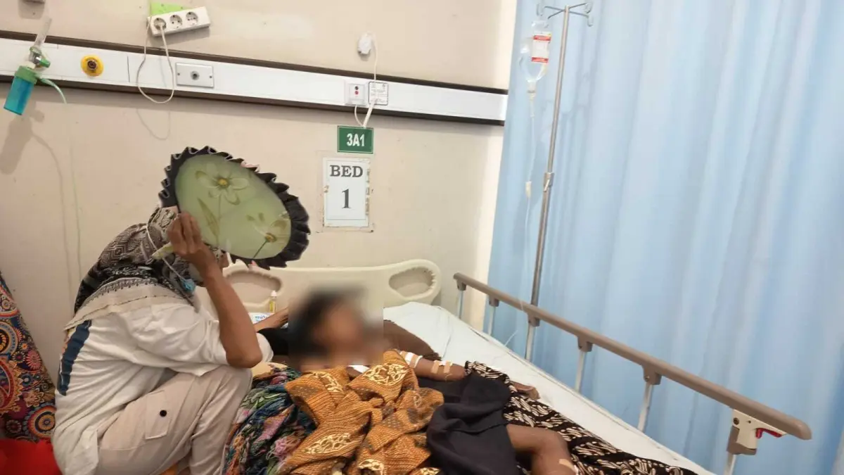 DIGIGIT ANJING: Korban Ahmad Muzammil Hawari saat menjalani perawatan di ruang bedah RSUD dr Soedjono Selong setelah diserang segerombolan anjing liar di dekat rumahnya. (SUPARDI/LOMBOK POST)