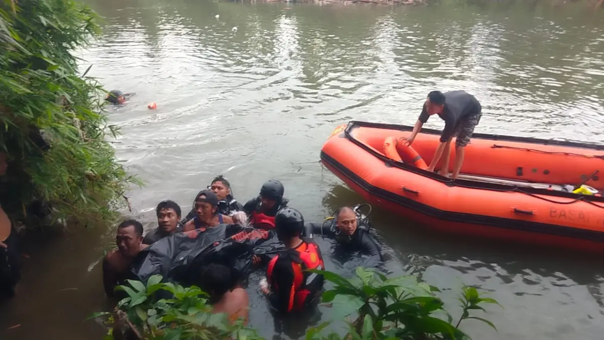 EVAKUASI KORBAN: Tim penyelam Kantor SAR Mataram saat mengevakuasi jasad Sarafudin (56) dari dasar Sungai Dodokan, Jembatan Kembar, Lombok Barat, Rabu (22/4).