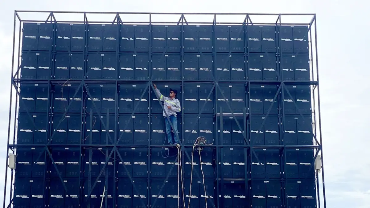 ​HIBURAN RAKYAT: Seorang pekerja menyiapkan fasilitas videotron raksasa di kawasan Alun-alun Kota Gerung Selasa (21/4). (TONI/LOMBOK POST)