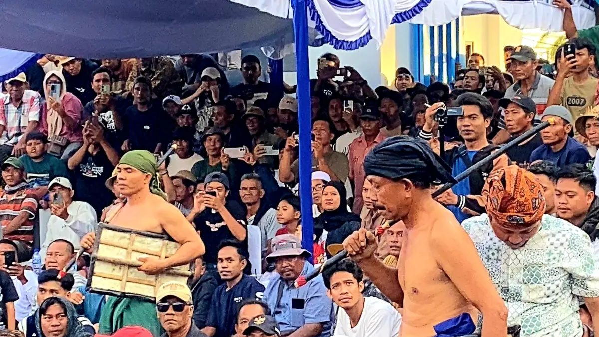 ​HORMAT: Pepadu legendaris Arya Kamandanu (kanan) saat bersiap menghadapi Macan Loreng (kiri), Senin (20/4). (TONI/Lombok POST)