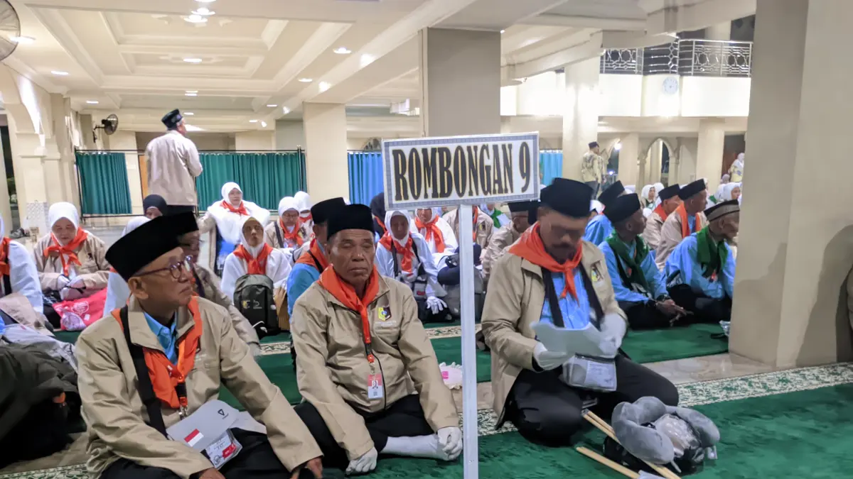KLOTER PERTAMA: Ratusan jamaah haji Lombok Timur (Lotim) kloter pertama yang berkumpul di Masjid Al Mujahid Selong sebelum diberangkatkan menuju asrama haji. (SUPARDI/LOMBOK POST)