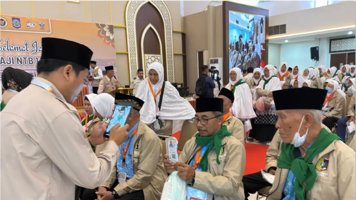 MENUJU TANAH SUCI: PPIH Embarkasi Lombok saat melakukan prosesi aktivisi Kartu Nusuk JCH Kloter 1 Lombok Timur, di Asrama Haji Embarkasi Lombok, Selasa (21/4). (YUYUN/LOMBOK POST)