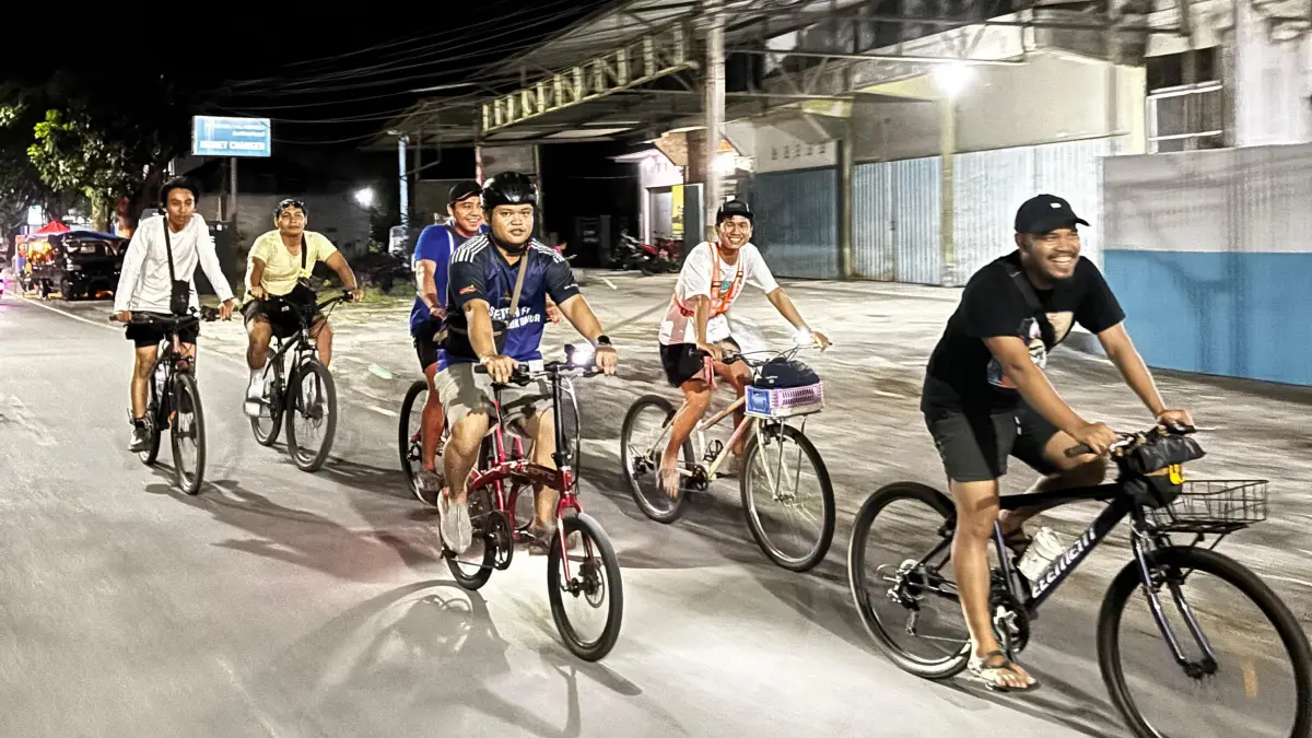 OLAHRAGA SEPEDA: Sejumlah anggota Komunitas anak Bike-Bike saat bersepeda pada malam hari di salah satu ruas jalan di Lombok Timur, belum lama ini. (AZHARI UNTUK LOMBOK POST)