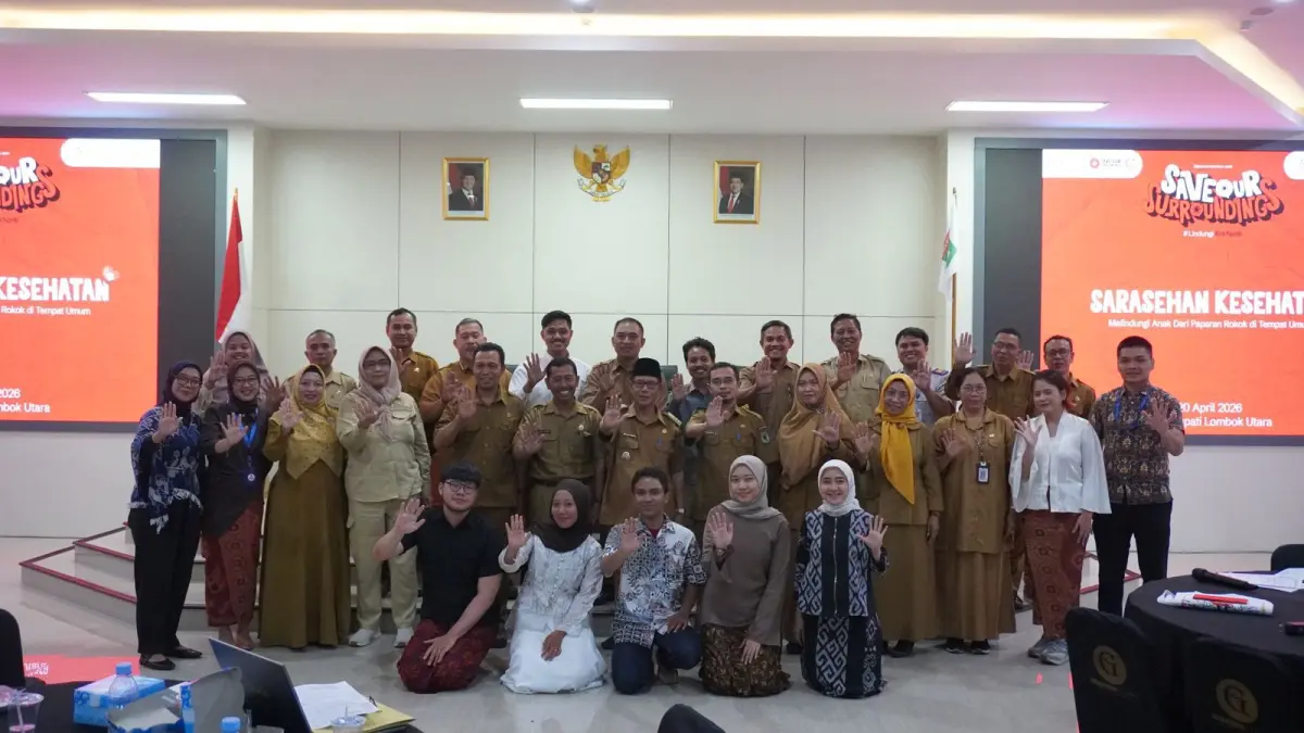 PAPARAN IKLAN ROKOK: Para peserta usai mengikuti Sarasehan Kesehatan yang digelar IYCTC bersama koalisi Save Our Surroundings. (IST/LOMBOK POST)