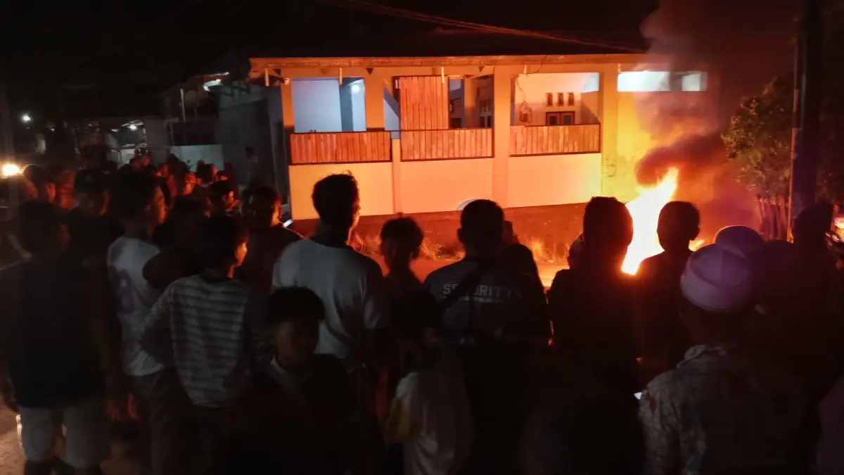 Pelaku M, 36, beruntung nyawa-nya berhasil diselamatkan aparat kepolisian setelah tertangkap basah saat melancarkan aksinya, Selasa (21/4).