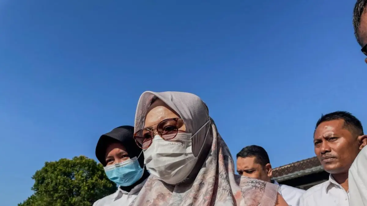 PEMERIKSAAN: Tersangka korupsi pengadaan masker Dewi Noviany mendatangi kantor Mapolresta Mataram saat diperiksa penyidik, beberapa waktu lalu. (HARLI/LOMBOK POST)