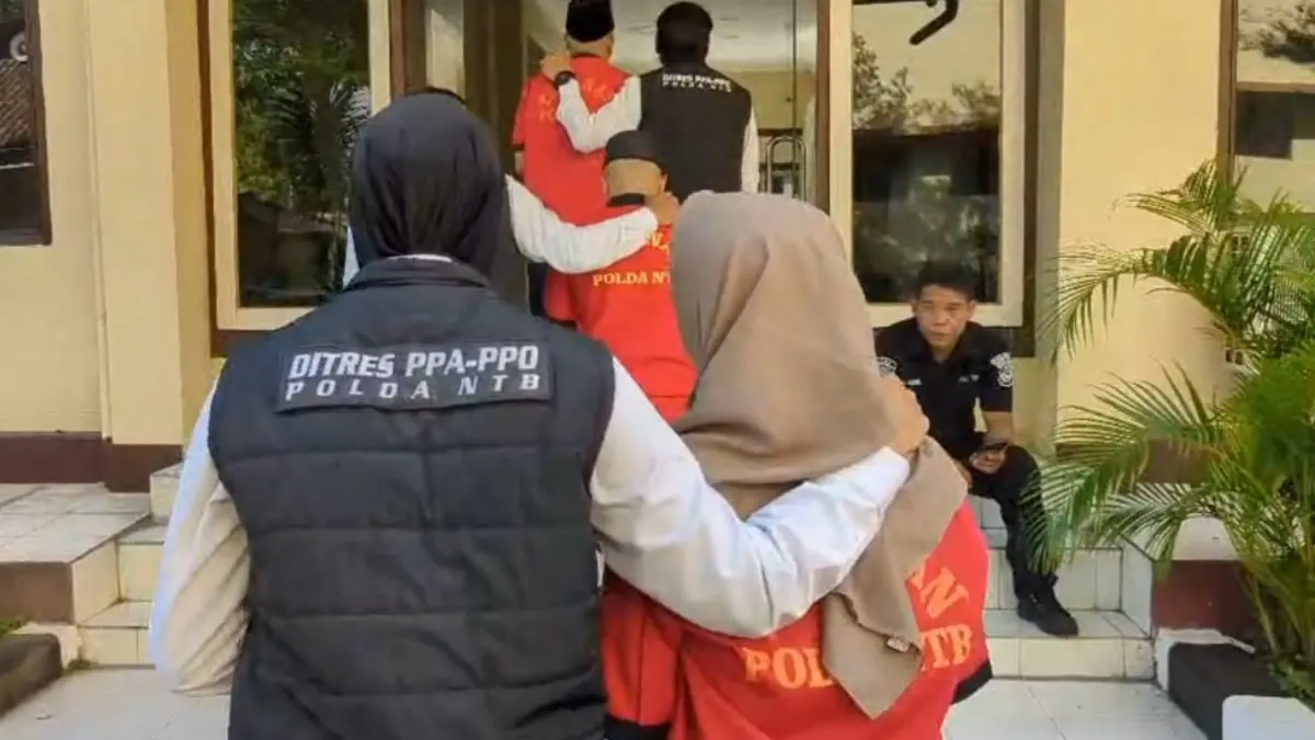 PENYELESAIAN SECARA RJ: Para tersangka kasus prostitusi di wilayah Kota Mataram digiring penyidik Polda NTB, Senin (19/4). (HARLI/LOMBOK POST)