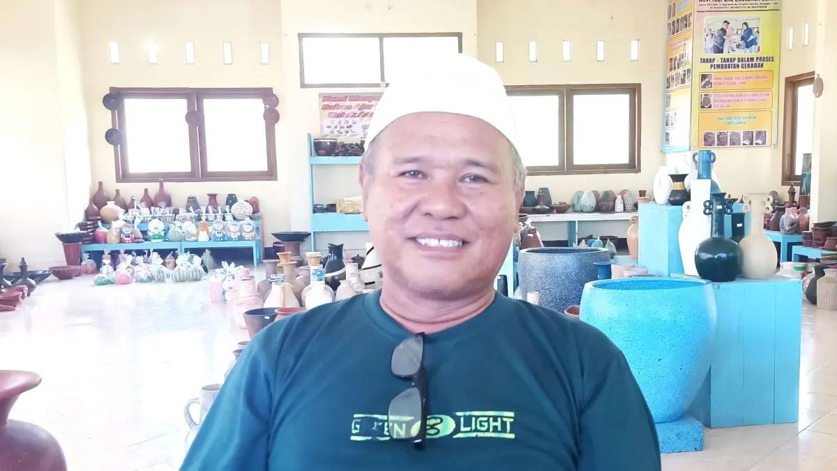 Perajin Gerabah Banyumulek, Zaenudin (IST/Lombok Post)
