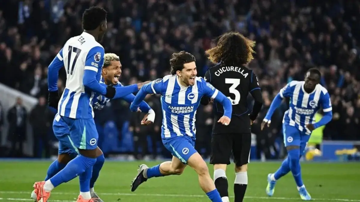 PESTA GOL: Pascal Groß merayakan golnya melawan Chelsea, sementara rekan-rekannya mengejar. Brighton terus menunjukkan performa menjanjikan di Premier League.