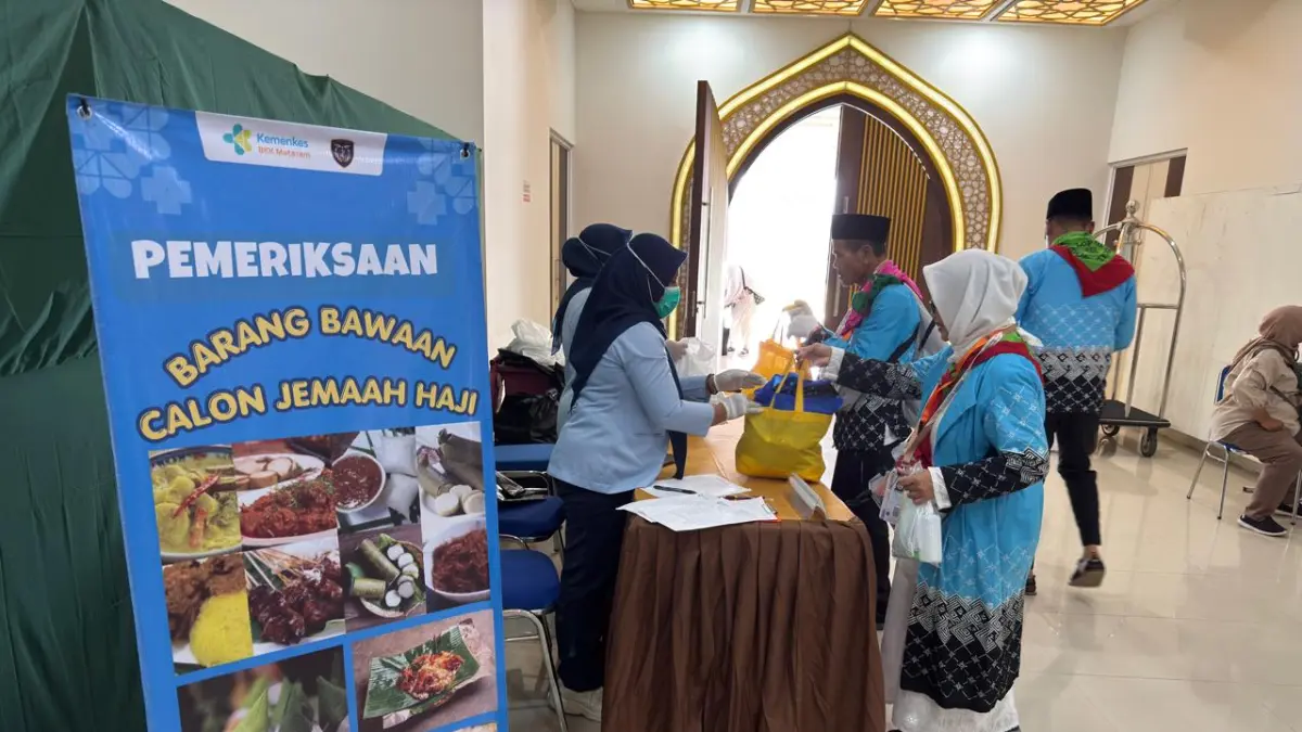 Petugas BKK Kelas 1 Mataram teliti memeriksa barang bawaan JCH Kloter 2 asal Lombok Tengah, setibanya di Asrama Haji Embarkasi Lombok, Rabu (22/4). (YUYUN/LOMBOK POST).