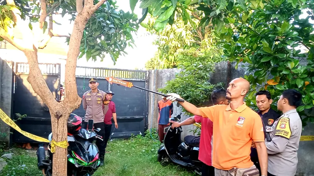 Petugas Polres Lombok Barat melakukan olah TKP penemuan pria meninggal dunia di Banyumulek, diduga terkait masalah rumah tangga.