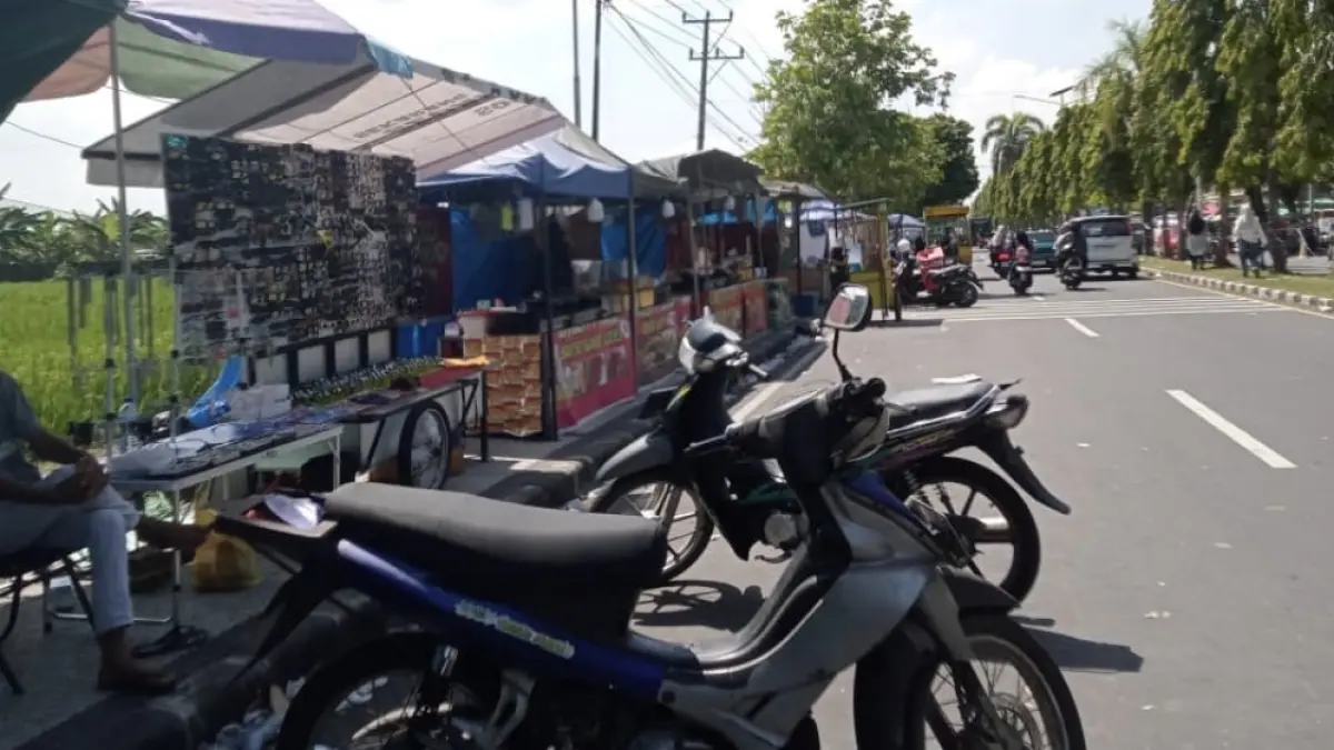 RAMAI: Deretan lapak PKL di trotoar jalan depan Asrama Haji, Rabu (22/4). 