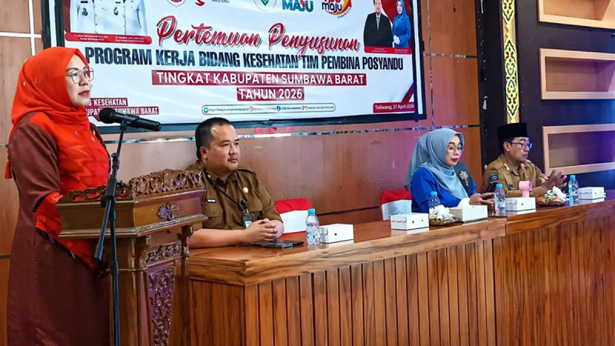 SAMPAIKAN SAMBUTAN: Wabup Hanipah menyampaikan sambutan dalam pertemuan Penyusunan Program Kerja Bidang Kesehatan Tim Pembina Posyandu Tahun 2027 di aula Hanipati Resto, Taliwang, KSB, Selasa (21/4). (Prokopim Setda KSB For Lombok Post)
