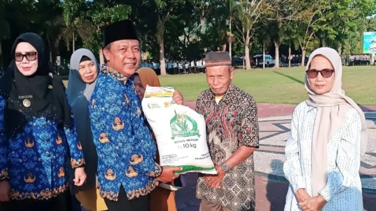 SERAHKAN BANTUAN: Bupati KSB Amar Nurmansyah saat menyerahkan bantuan beras secara simbolis kepada salah satu perwakilan warga KSB, Selasa (21/4). (IST/LOMBOK POST)&nbsp;