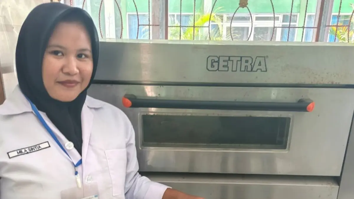 SIAP KERJA: Siswa SMKPPN Mataram membuat kue saat Uji Kompetensi Keahlian (UKK), belum lama ini.