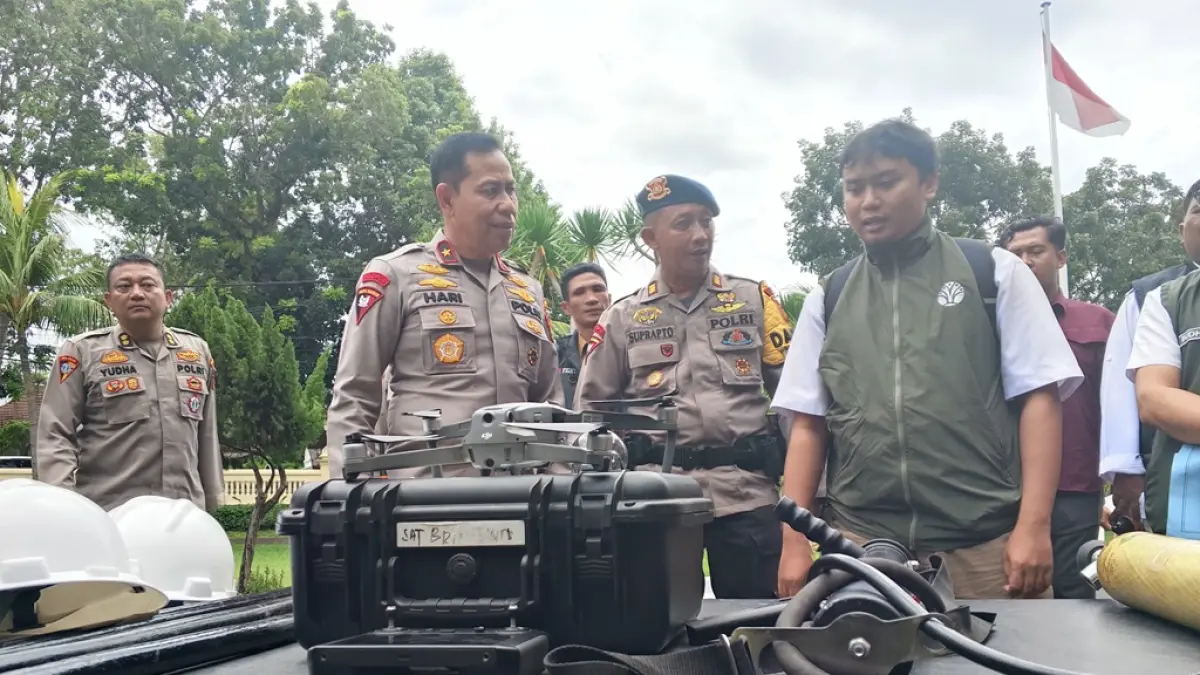 SIAPKAN ALAT: Wakapolda NTB Brigjen Pol Hari Nugroho mengecek peralatan untuk mengantisipasi kebakaran hutan dan lahan di wilayah NTB, Selasa (21/4). (HARLI/LOMBOK POST)&nbsp;