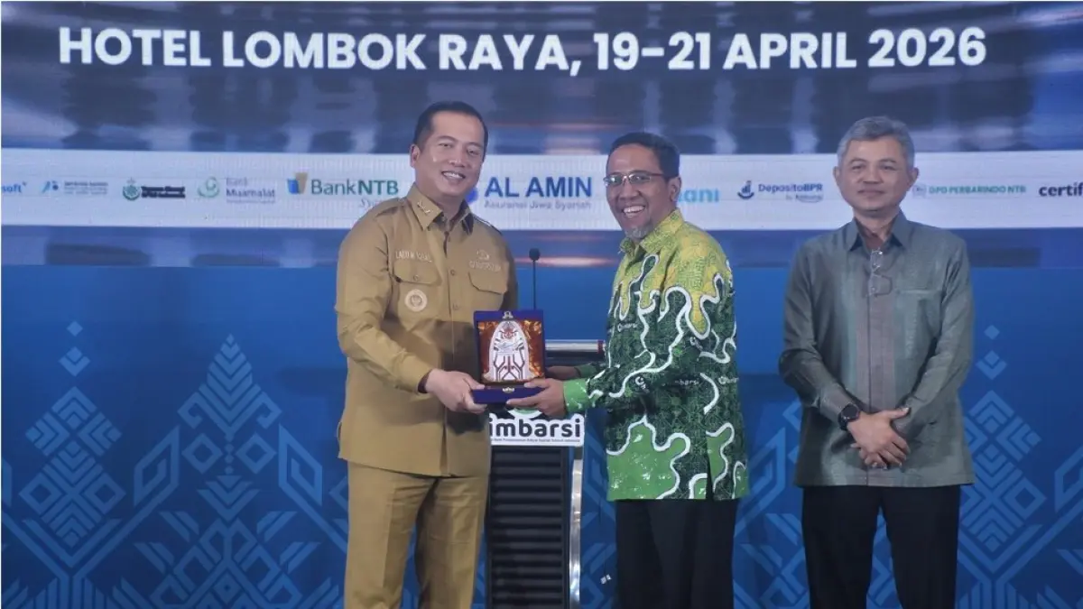 SYARIAH: Gubernur NTB Lalu Muhamad Iqbal bersama Ketua Umum Himbarsi Alfi Wijaya dalam kegiatan Rakernas BPR Syariah Summit 2026 di Hotel Lombok Raya, Senin (20/4). (DISKOMINFOTIK NTB/LOMBOK POST)