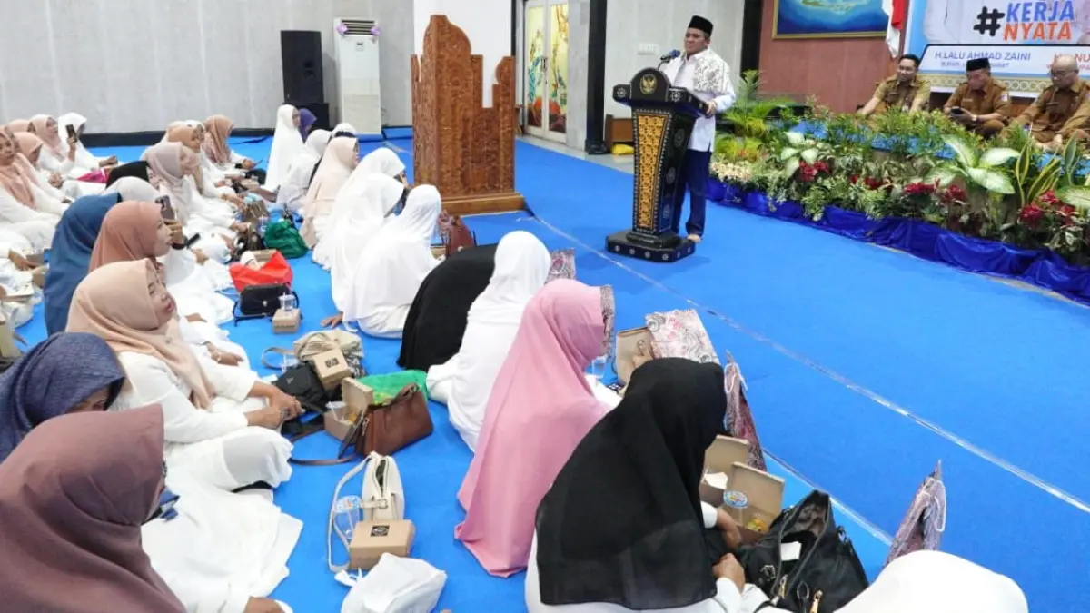 TINGKATKAN KOMPETENSI: Ratusan guru menghadiri halalbihalal dan pelepasan calon jamaah haji anggota PGRI Kabupaten Lombok di Aula Kantor Bupati, Selasa (21/4).

