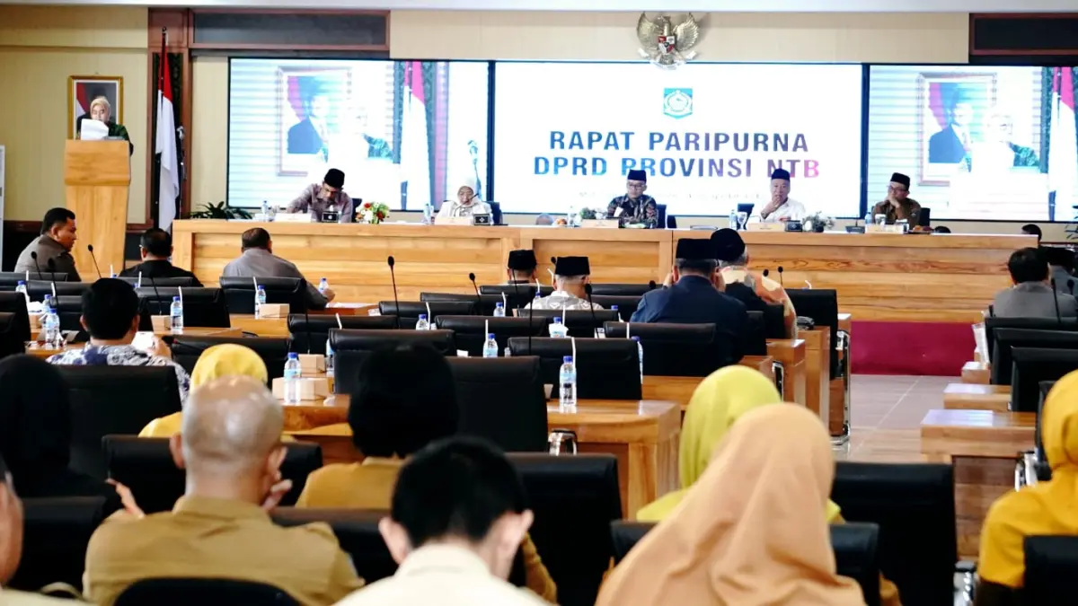 WAKIL RAKYAT: Komisi-Komisi DPRD NTB menyampaikan laporan hasil pembahasan Laporan Keterangan Pertanggungjawaban (LKPJ) Gubernur Tahun Anggaran 2025 dalam rapat paripurna, Selasa (21/4). (DPRD NTB UNTUK LOMBOK POST)