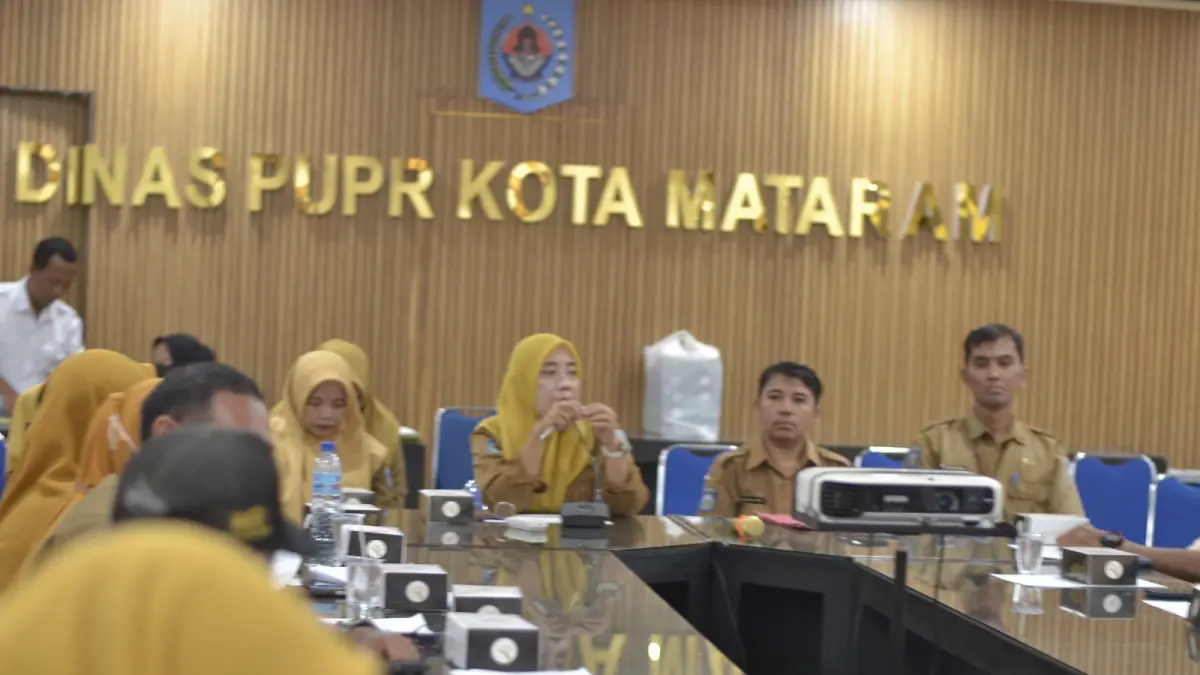 WASPADA PEBCEMARAN: Kepala Dinas PUPR Kota Mataram Lale Widiahning memimpin rapat koordinasi dengan stakeholder terkait sanitasi, Senin (13/4).