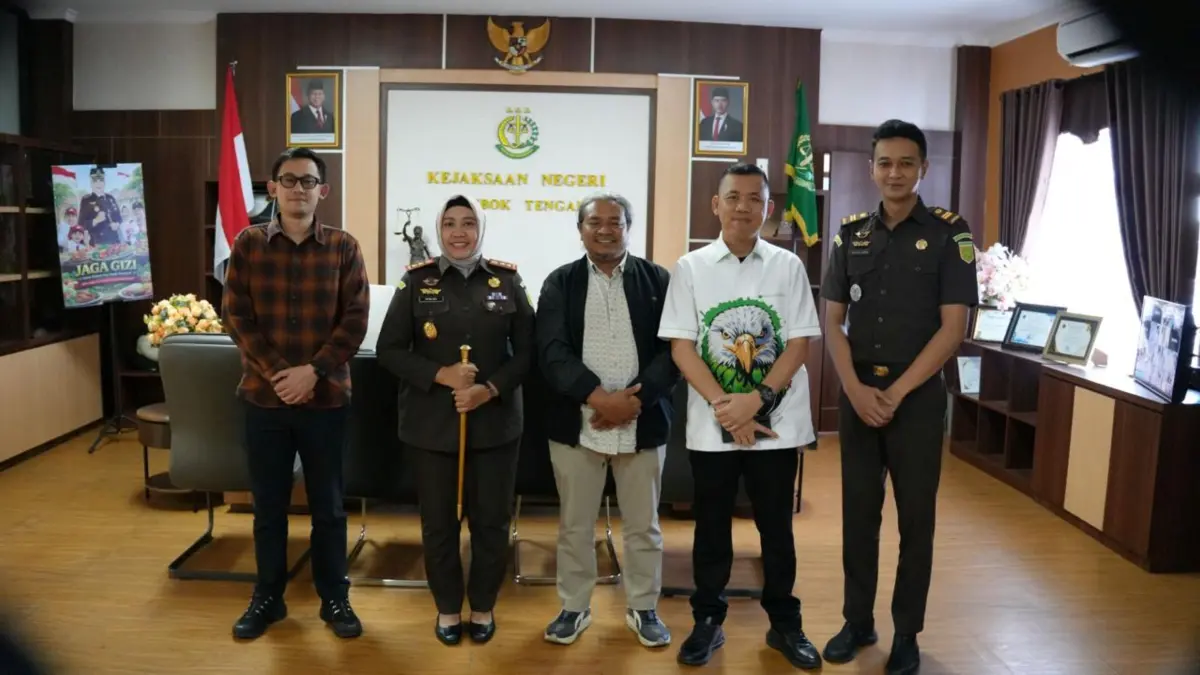 Kepala Desa Selebung Agus Kusumahadi (tengah) berfoto bersama Kepala Kejari Loteng Putri Ayu Wulandari (dua kiri) usai sukses menyabet penghargaan sebagai nominasi video desa berdampak sosial terbaik dalam ajang Lomba Film Pendek "Jaga Desa" yang diinisiasi oleh Kejaksaan Agung RI. (Kejari for Lombok Post) 
