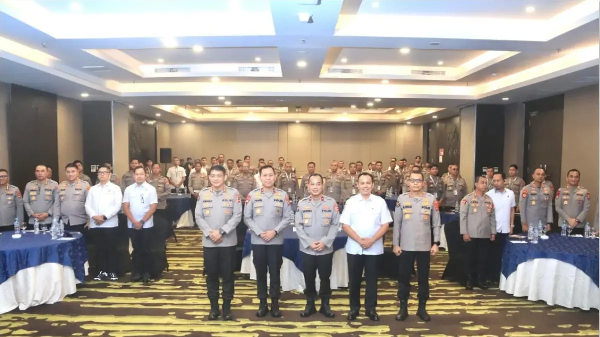 DISKUSI: Kepala Dinas Kominfotik NTB Dr Ahsanul Khalik bersama Wakapolda NTB Brigjen Pol. Hari Nugroho S.I.K, Karopidivhumas Polri bersama jajaran Pejabat Utama Polda NTB saat diskusi di Astoria Lombok Hotel, Mataram, Rabu Rabu (22/4). (DISKOMINFOTIK NTB/LOMBOK POST)