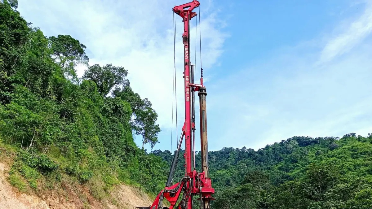 AKSES MASYARAKAT: Proyek jalan provinsi long segment Lenangguar-Lunyuk, di Sumbawa, belum tuntas hingga sekarang. Tampak alat berat masih berjibaku menyelesaikan proyek beberapa waktu lalu. (IST/LOMBOK POST)