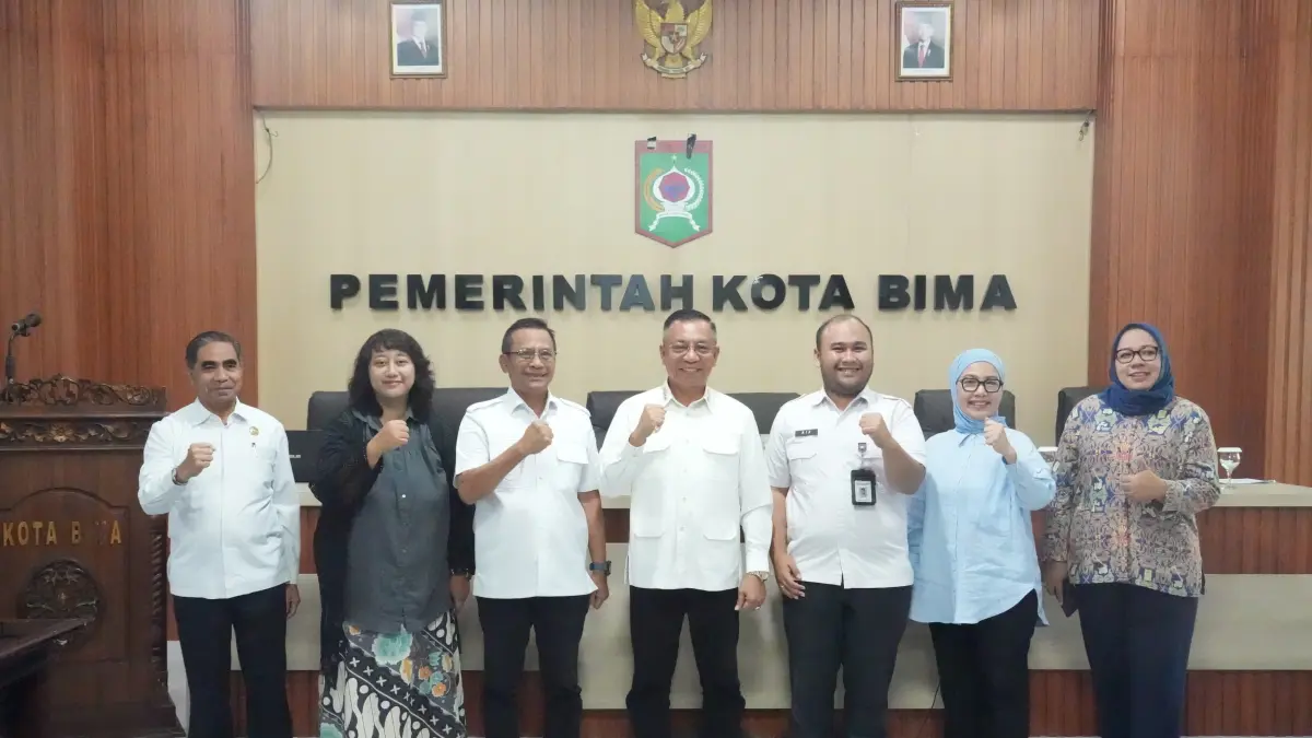 BERFOTO BERSAMA: Wali Kota Bima HA Rahman H Abidin (tengah) dan Wakil Wali Kota Feri Sofiyan (dua kiri) saat menerima perwakilan Kementerian PUPR serta World Bank, Rabu (22/4). (Diskominfotik Kota Bima For Lombok Post)