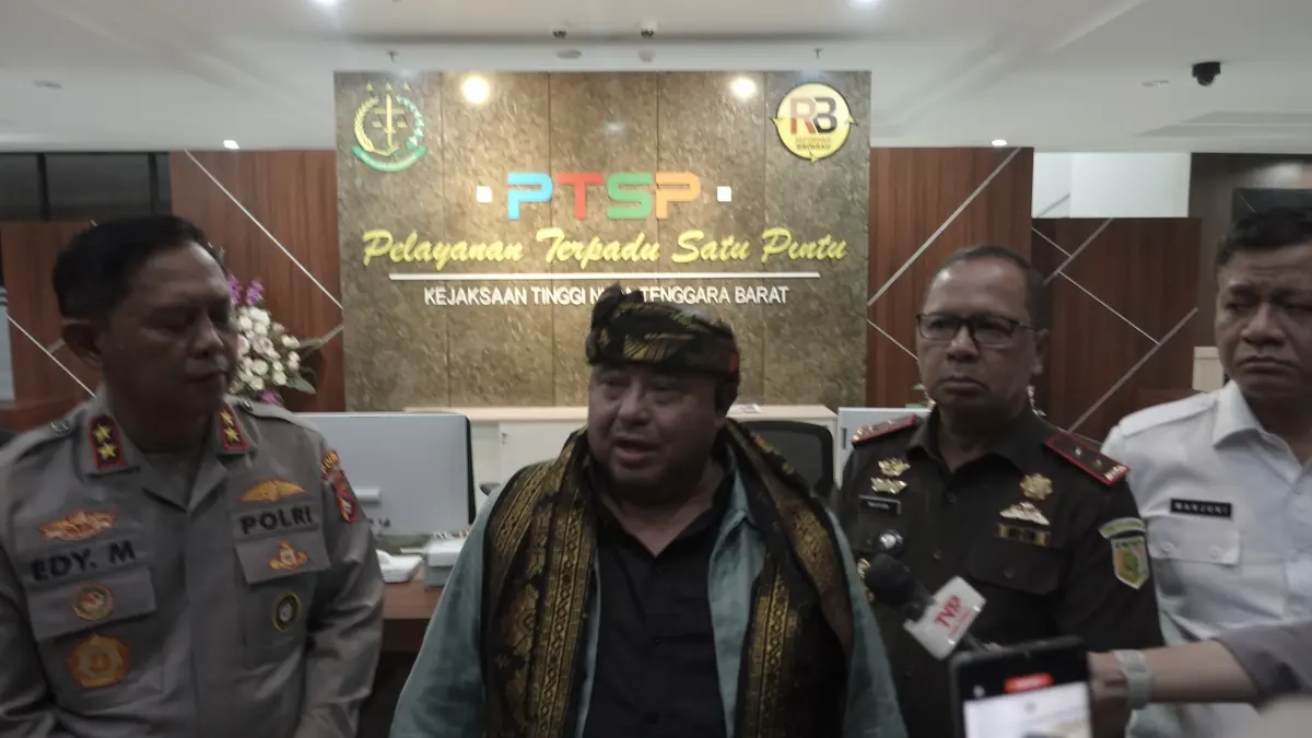 BERIKAN PERNYATAAN: Anggota Komisi III DPR RI Habib Aboe Bakar Alhabsyi (tengah) didampingi Kajati NTB Wahyudi (kanan) dan Kapolda NTB Irjen Pol Edy Murbowo memberikan pernyataan hasil rapat koordinasi di Kantor Kejati NTB, Rabu (22/4). (HARLI/LOMBOK POST)