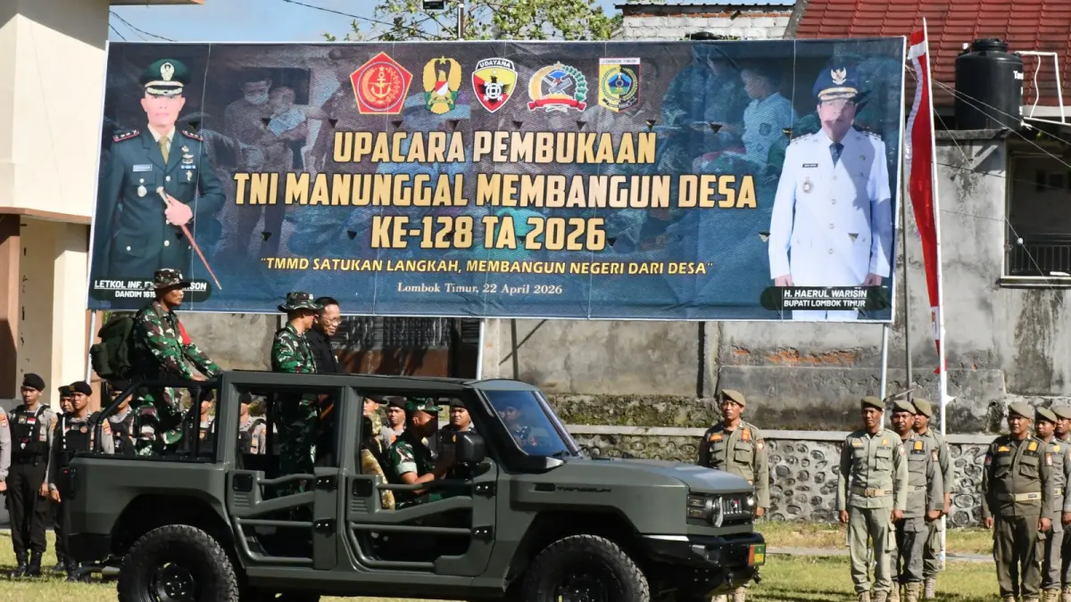 BUKA TMMD: Sekretaris Daerah (Sekda) Lombok Timur (Lotim) M Juaini Taofik saat membuka program TMMD ke-128 2026 di Lapangan Suralaga. (PKP/UNTUK LOMBOK POST)