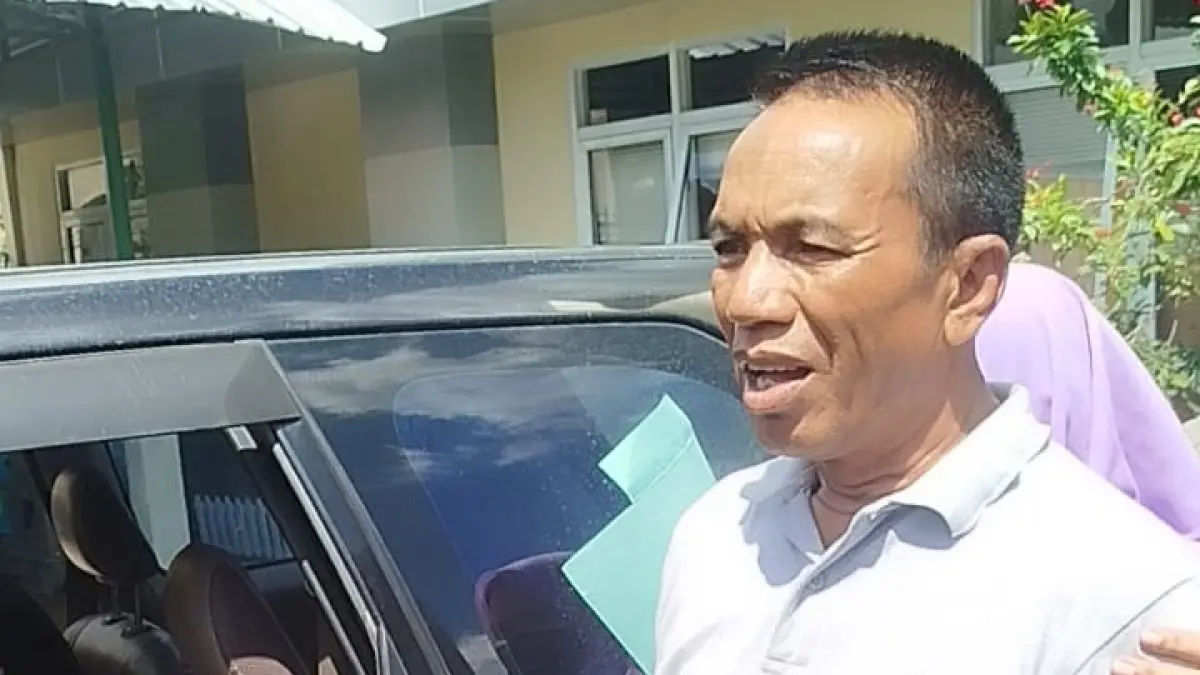 DIEKSEKUSI: Camat Pajo Imran saat dibawa menuju mobil tahanan Kejari Dompu, belum lama ini.(Dok/Lombok Post)