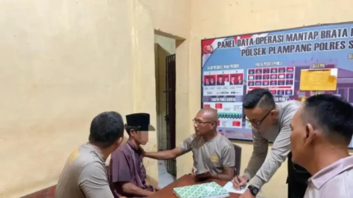 DITANGKAP: Pelaku pencurian berinisial MJ diamankan di Polsek Plampang, Rabu (22/4). (Dok Polres Sumbawa)