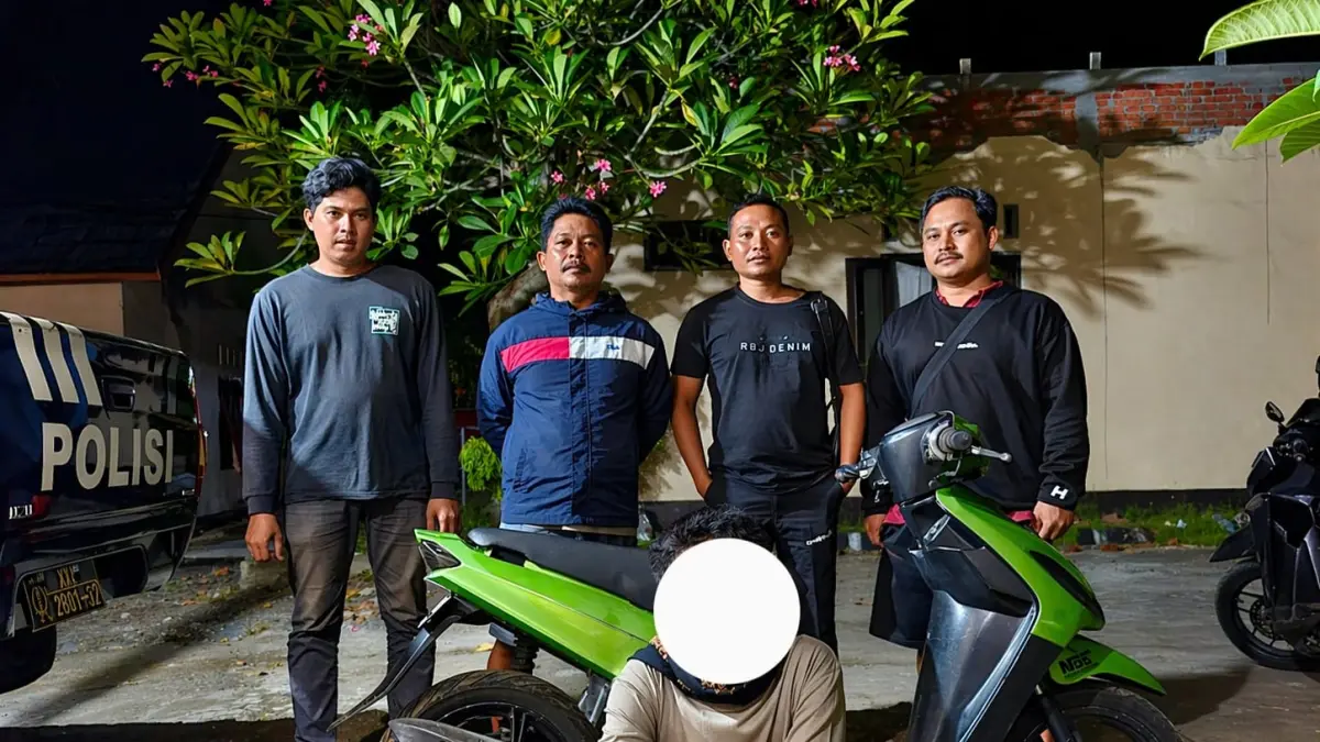 DITANGKAP: Tersangka pelaku pencurian kendaraan bermotor (curanmor) serta barang bukti sepeda motor yang berhasil diamankan Polsek Bayan. (IST/LOMBOK POST)