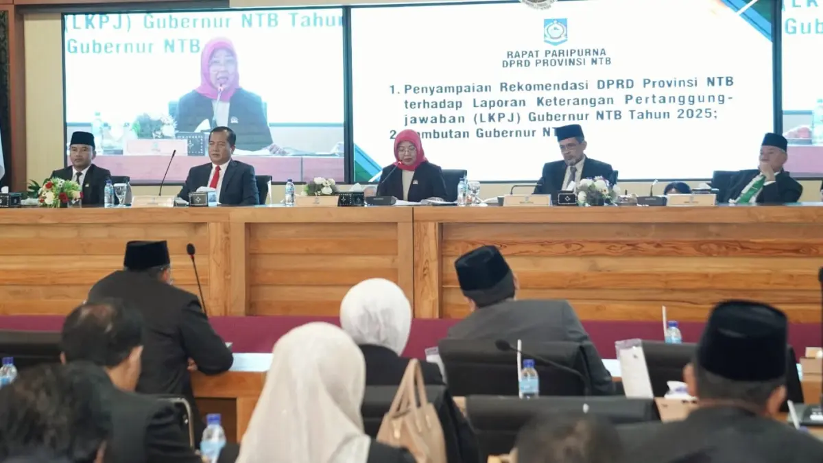 EKSEKUTIF DAN LEGISLATIF: DPRD NTB menggelar rapat paripurna tentang LKPJ Gubernur NTB Tahun Anggaran 2025 yang dihadiri langsung Gubernur NTB Lalu Muhamad Iqbal, Rabu (22/4). (DPRD NTB UNTUK LOMBOK POST)