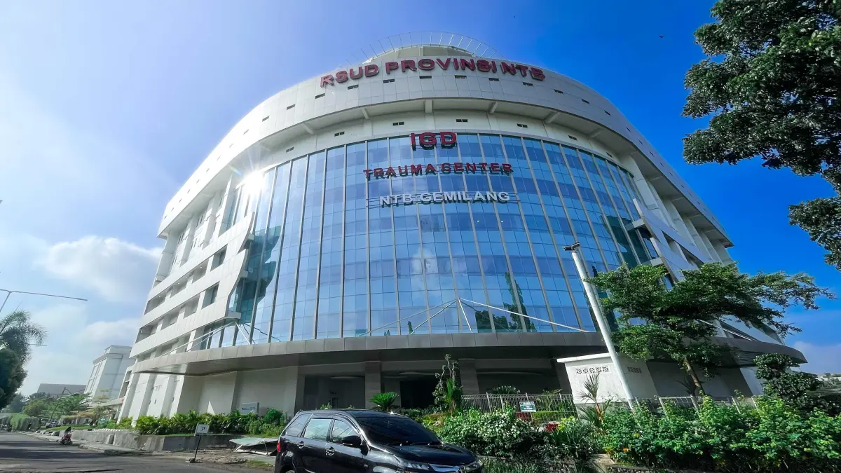 FASILITAS KESEHATAN: Kendaraan roda empat melintas di depan gedung Instalasi Gawat Darurat (IGD) RSUD NTB, beberapa waktu lalu. (IVAN/LOMBOK POST)