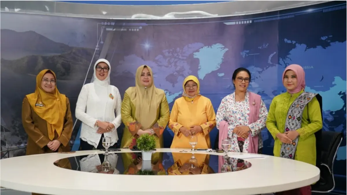 HARI KARTINI: Wagub NTB Indah Dhamayanti Putri, Ketua DPRD NTB Baiq Isvie Rupaeda, dan Ketua TP PKK Sinta Agathia saat memperingati Hari Kartini di Mataram. (DISKOMINFOTIK NTB/LOMBOK POST)